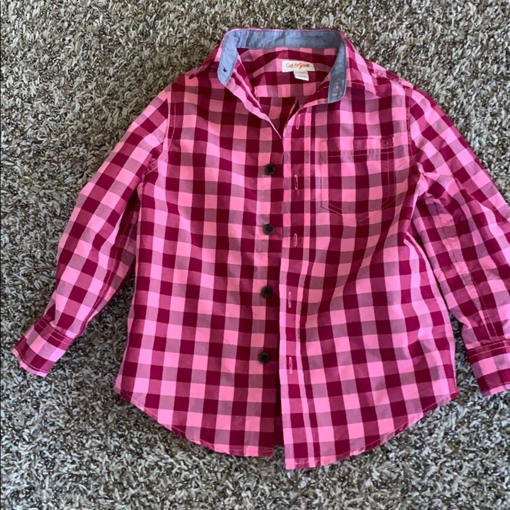 Collard long sleeve shirt.